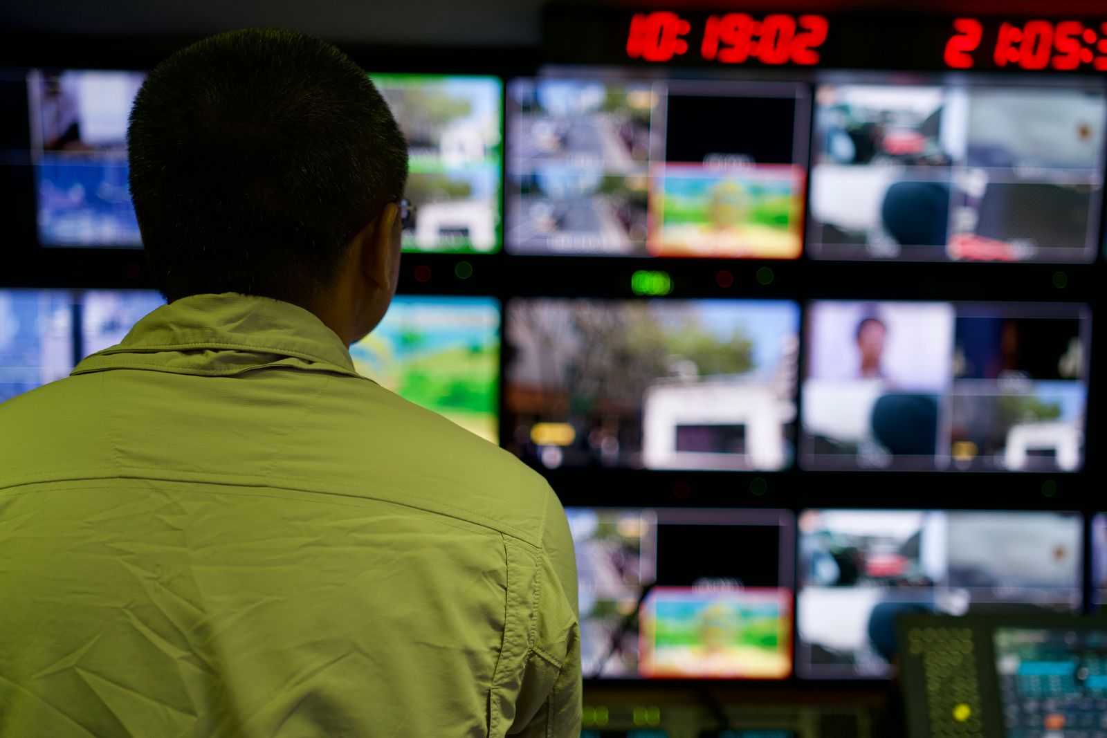 Operator Algrup monitorizând feed-uri CCTV integrate în dispeceratul propriu