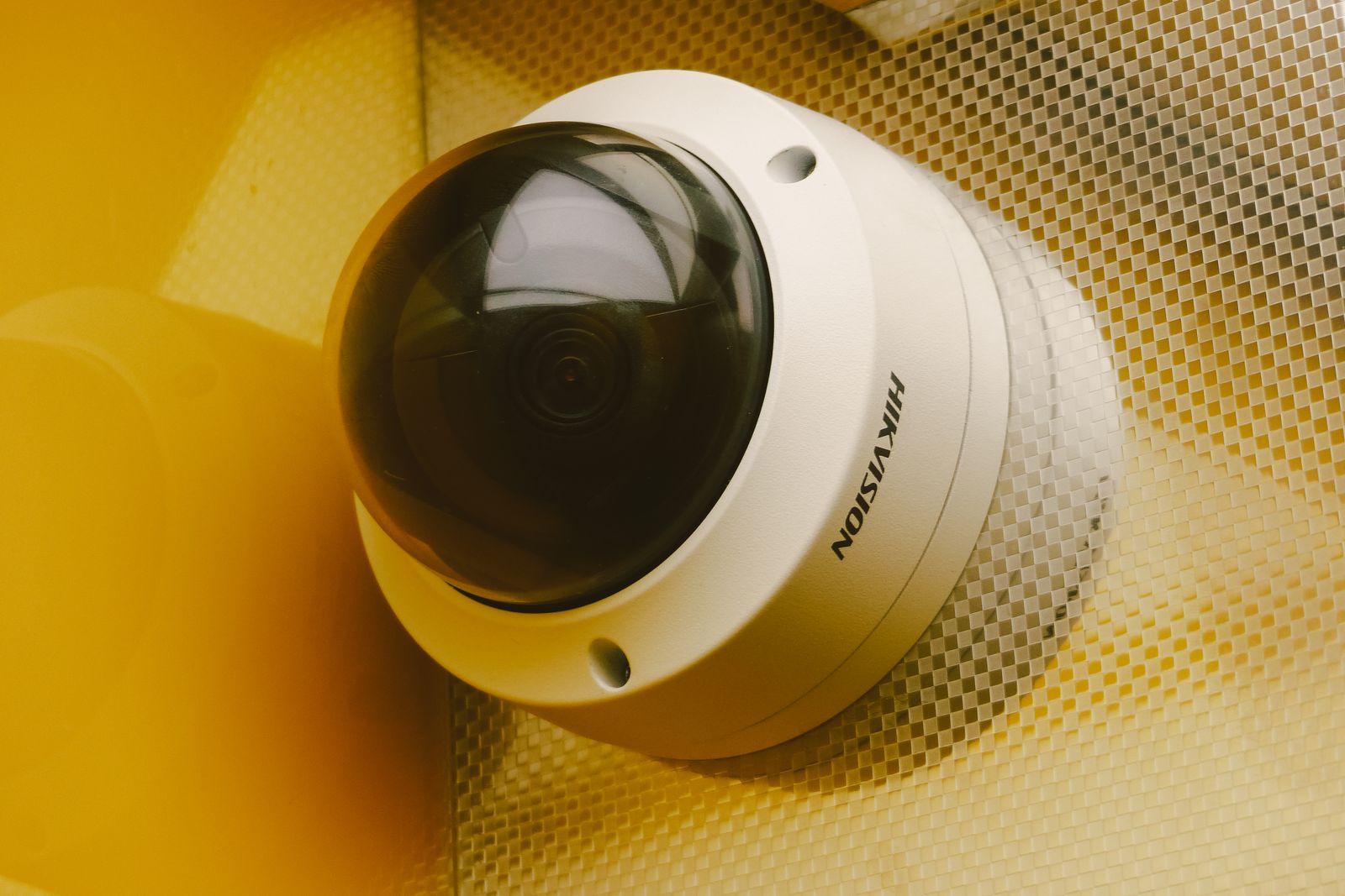Cameră CCTV instalată pe perete