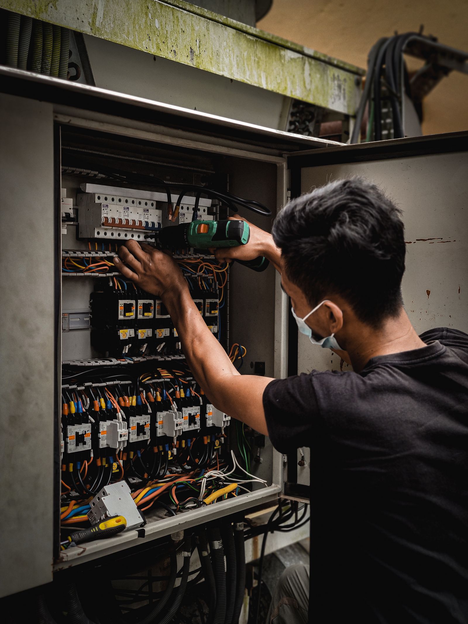 Tehnician instalând echipament de securitate