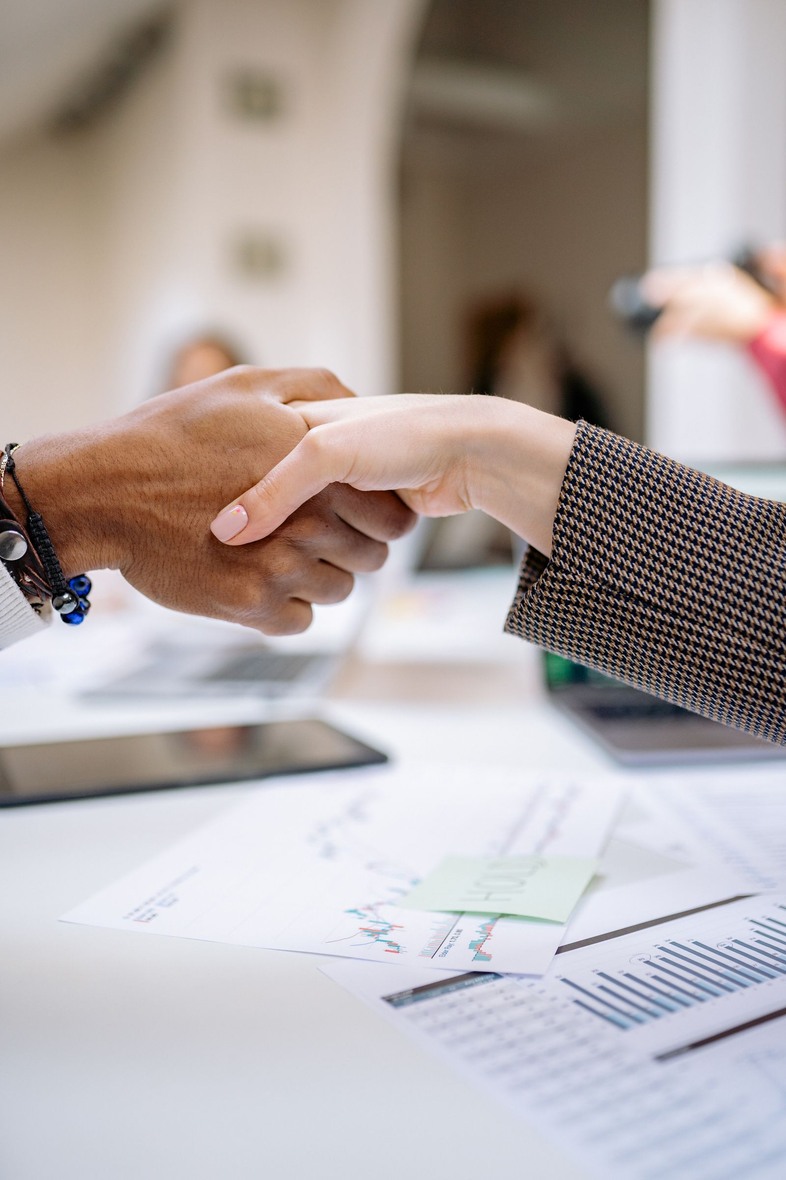 Contract SLA — strângere de mână profesională