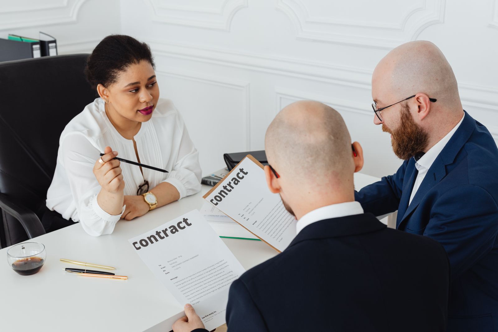 Consultanți Algrup analizând un contract de securitate cu clientul
